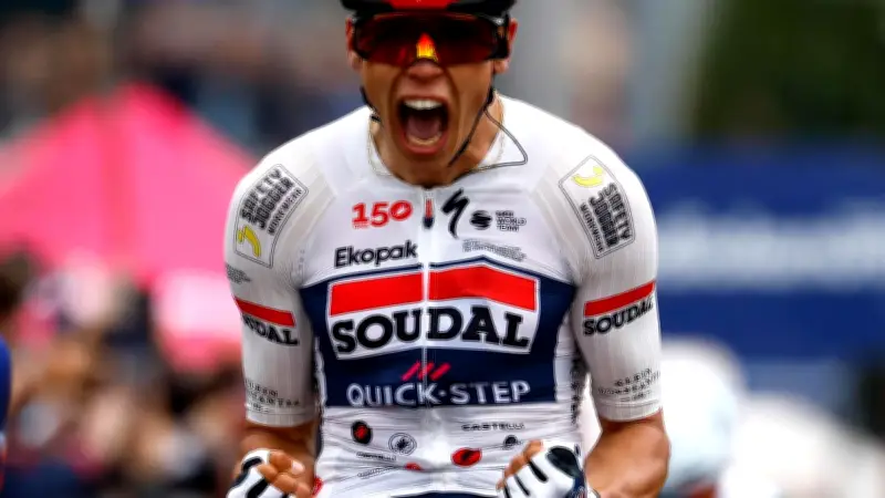 Giro 2026 : Paul Magnier remporte la 1ère étape après un sprint chaotique