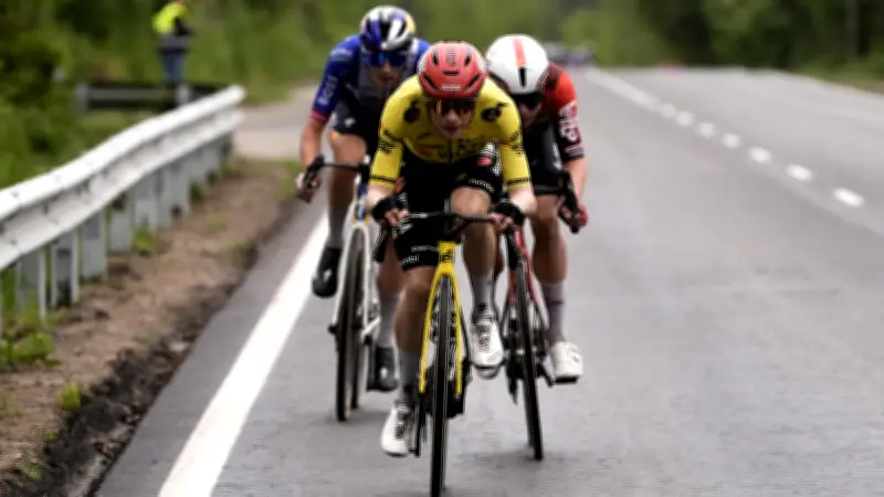 Giro 2026 : Vingegaard arbore du vernis rouge pour soutenir une cause