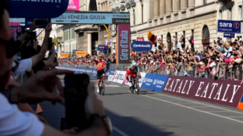 Giro 2026 : Zanoncello exclu pour coup de tête dans le sprint final