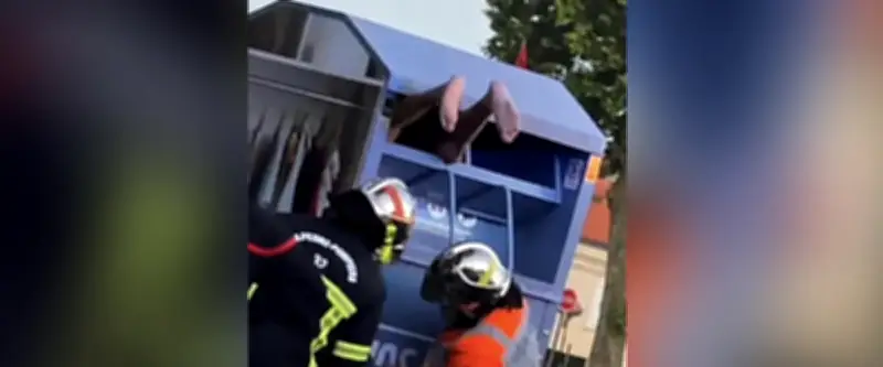 Gironde : un homme coincé tête en bas dans une borne de collecte de vêtements