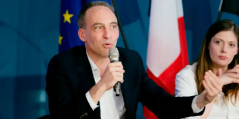 Glucksmann dévoile ses propositions pour 2027 : immigration, école, service civique