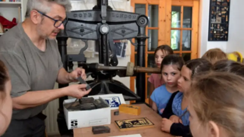 Génolhac : immersion culturelle des écoliers entre livres et linogravure