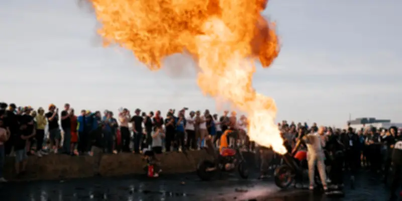 GP de France Moto : flammes géantes et pétarade au camping bleu du Mans