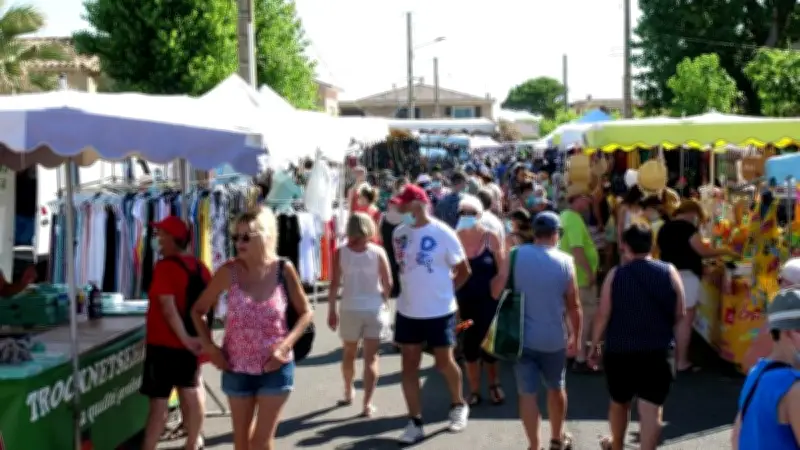 Grande guinguette festive place du Marché à Marseillan-plage le 16 mai
