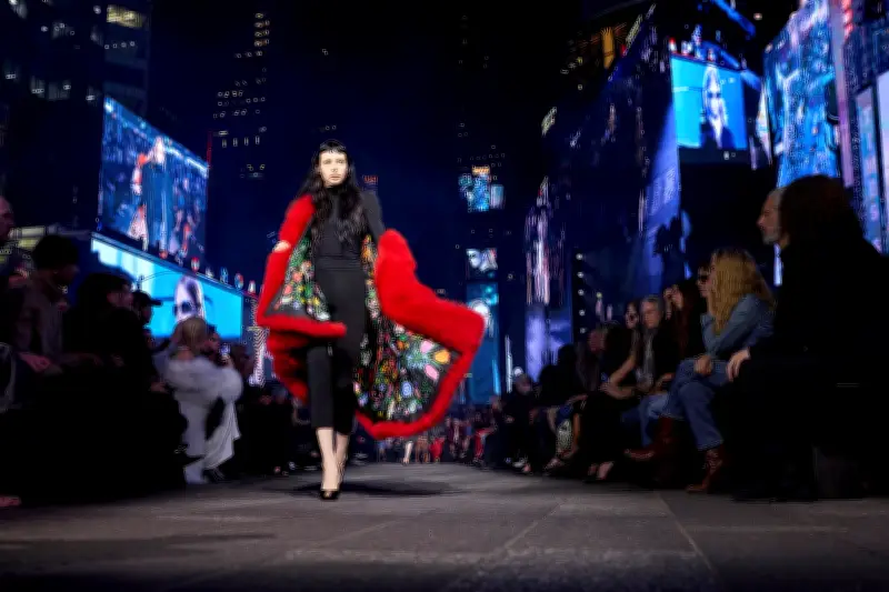 Gucci s'empare de Times Square pour sa Croisière 2027