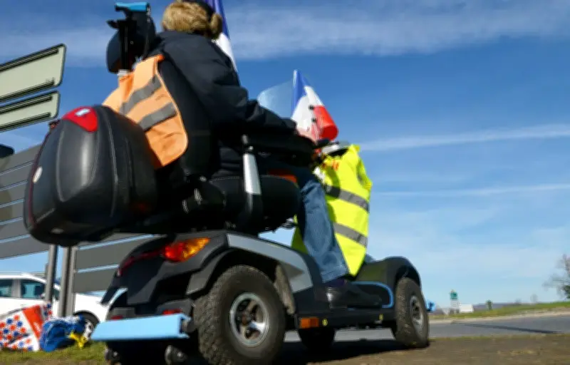 Handicapé moteur verbalisé pour usage du téléphone en fauteuil roulant