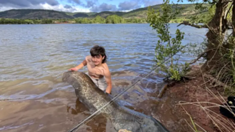 Henry, 16 ans, sort un silure géant de 2,10 m au lac du Salagou