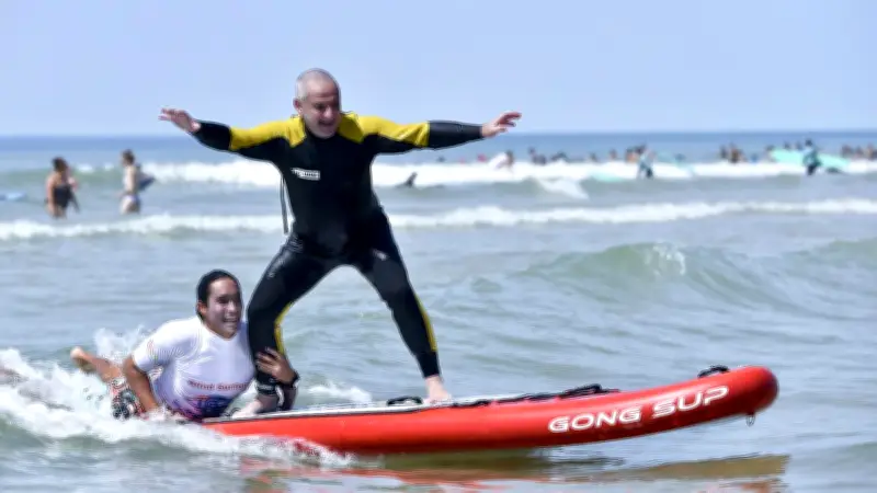 Hommage à Claudy Robin, pionnier du surf adapté aux non-voyants