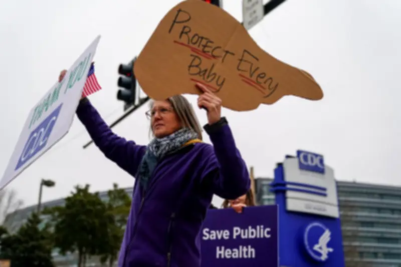 Hépatite B : des centaines de nourrissons menacés par une décision antivaccins aux États-Unis