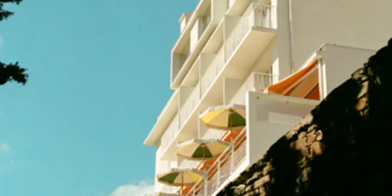 À Hyères, l'hôtel Le Provençal offre une vue plongeante sur la Méditerranée