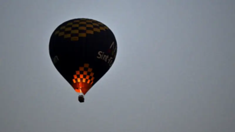 Il saute d'une montgolfière en plein vol : son corps retrouvé dans un jardin