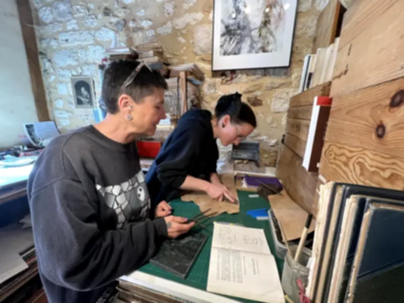 Immersion en reliure pour une stagiaire en CAP à Monpazier