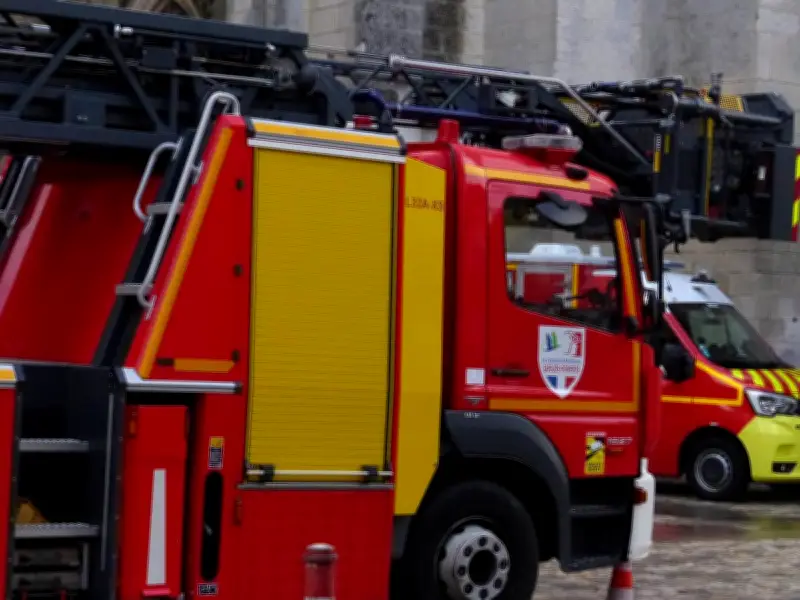 Incendie chez Brico Dépôt à Saint-Georges-des-Coteaux, fumée visible