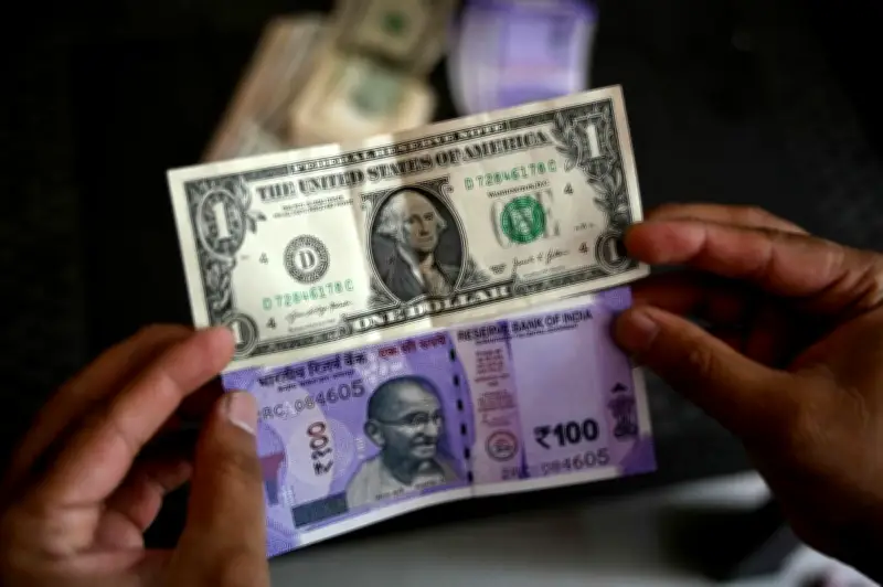 Inde : la roupie s'effondre face au dollar, le gouvernement appelle à l'austérité