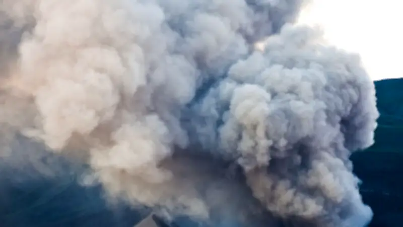Indonésie : éruption du volcan Dukono, vingt disparus dont neuf Singapouriens
