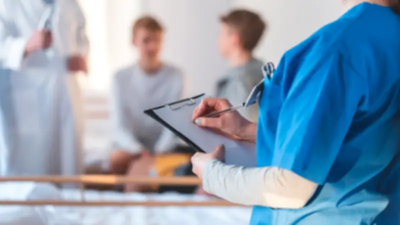 Infirmière radiée pour avoir simulé une grossesse et la mort de son père