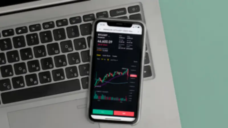 Ingénieur Google accusé d'avoir amassé 1,2 M$ en cryptos avec données secrètes