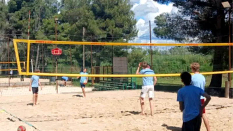 Initiation au beach-volley au collège Sancta Maria à Villeneuve-lès-Avignon