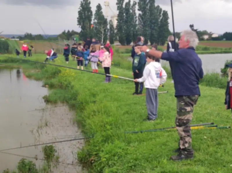 Initiation à la pêche pour 34 élèves malgré la pluie à Lagarrigue