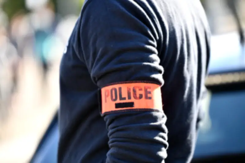 Ivre, il enfonce trois portes à Nice et menace les policiers avec un couteau