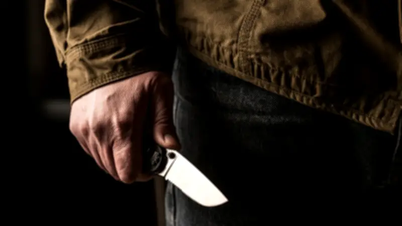 Jaloux obsessionnel armé d'une machette pourchasse le nouveau compagnon de son ex