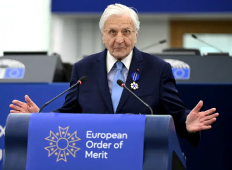 Jean-Claude Trichet plaide pour une Europe fédérale et une armée commune