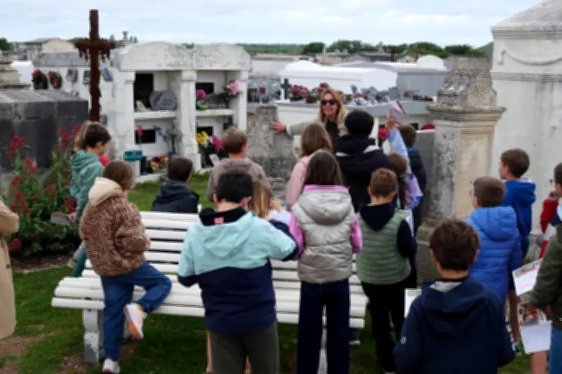 Jeu de piste au cimetière : les élèves découvrent le patrimoine funéraire