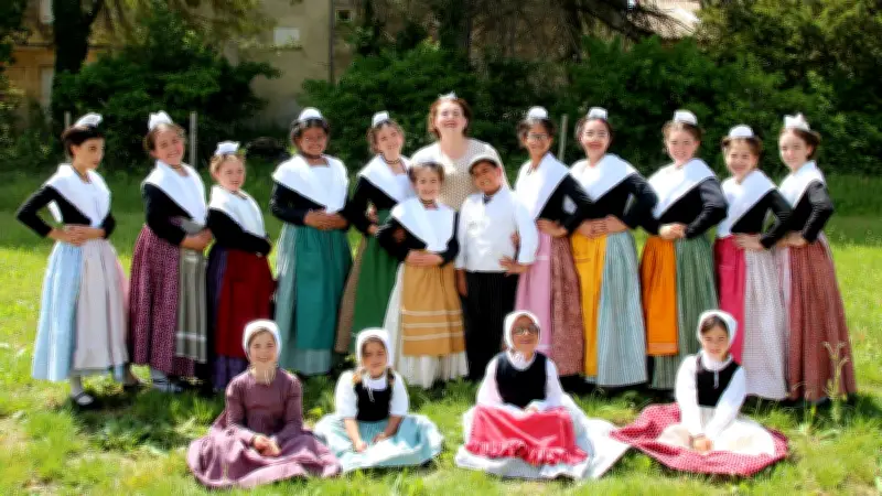 Journée des enfants d'hier et d'aujourd'hui : près de 100 enfants célèbrent les traditions provençales à Manduel