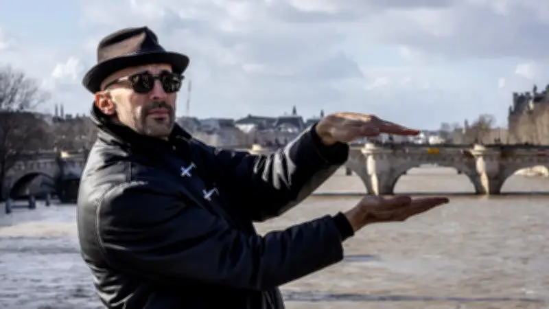 JR dévoile sa Caverne du Pont-Neuf, œuvre immersive à Paris