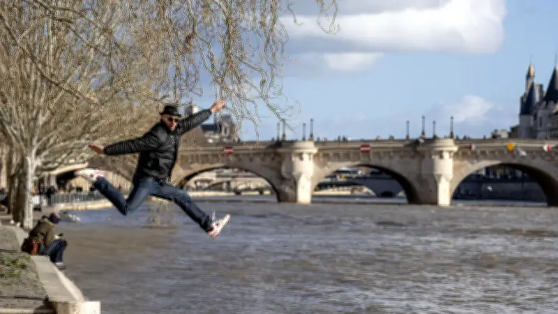 JR emballe le Pont-Neuf : une grotte éphémère de 120 mètres