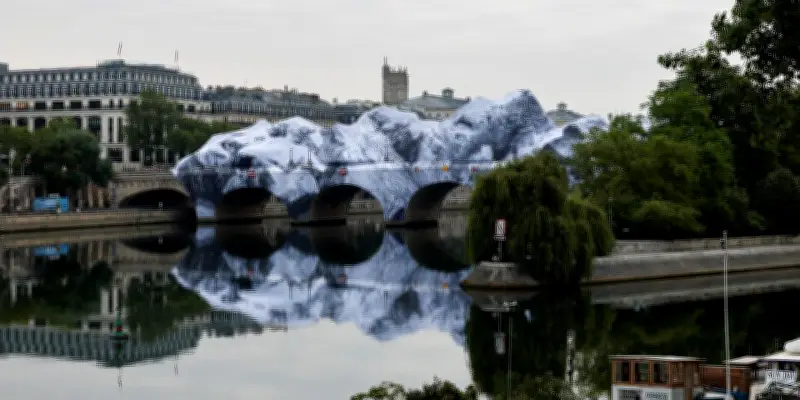 JR recouvre le Pont Neuf d'une grotte géante gonflable à Paris