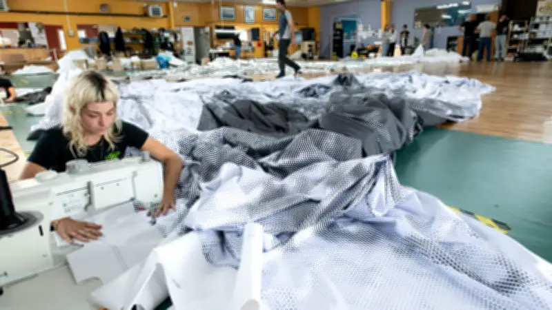 JR transforme le Pont-Neuf en caverne avec une toile bretonne géante