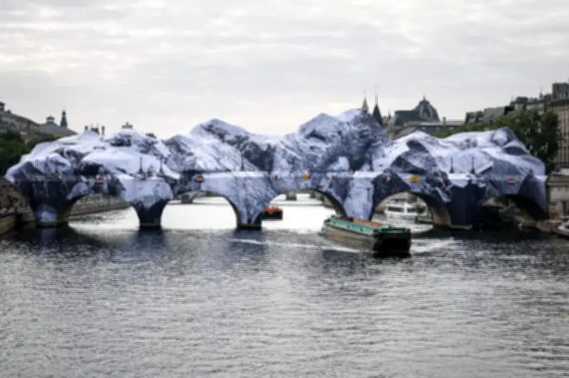 JR transforme le Pont Neuf en caverne monumentale à Paris