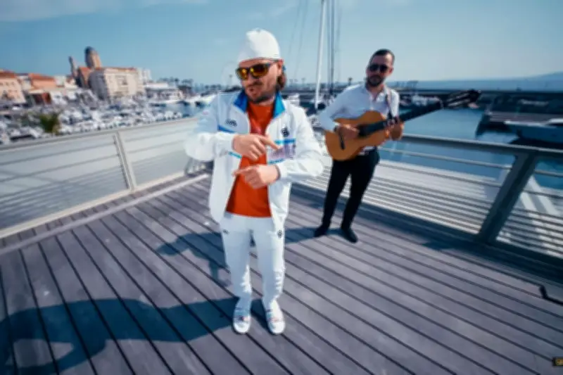 Jul tourne son clip « C'est dur d'aimer » sur le vieux port de Saint-Raphaël