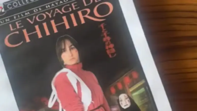 Julia reproduit les pochettes de DVD de sa grand-mère sans qu'elle le sache