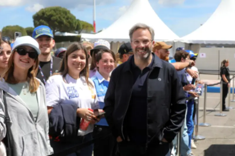Julien Fébreau, la voix française de la F1, partage sa passion au Grand Prix de France Historique