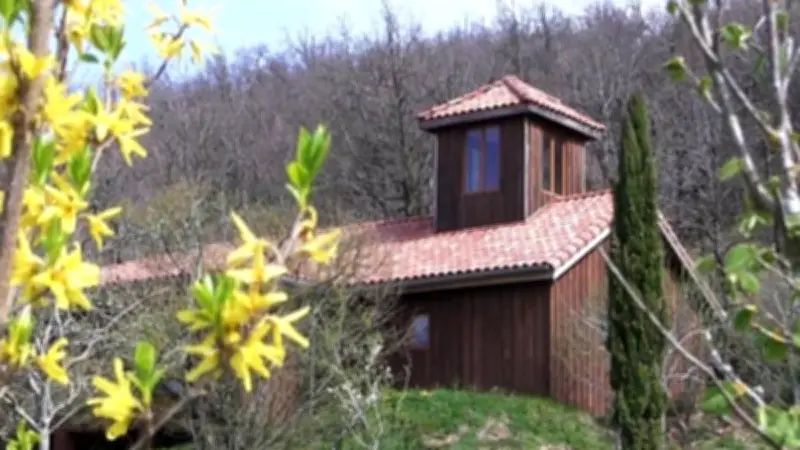 Justice ordonne la démolition du village sacré des Esséniens en Aveyron