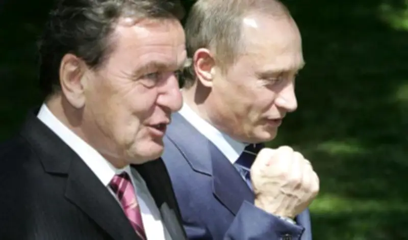 Kallas rejette Schröder comme médiateur proposé par Poutine