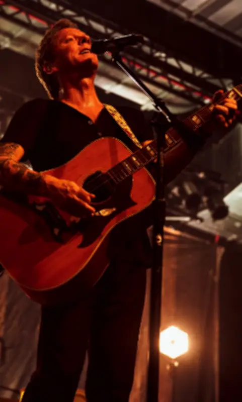 Kiefer Sutherland : rocker sincère et acteur culte, il revient avec "Grey"