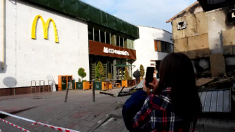 À Kiev, le McDonald's qui défie les bombes russes