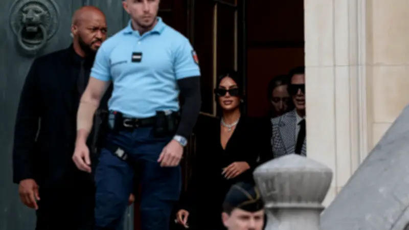 Kim Kardashian réclame un euro symbolique pour son braquage à Paris en 2016
