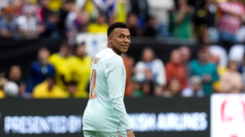 Kylian Mbappé célèbre sa sélection pour la Coupe du monde 2026 avec une photo de lui enfant