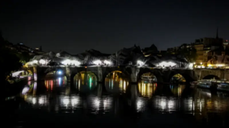 La Caverne du Pont Neuf de JR prend vie à Paris : images de la métamorphose