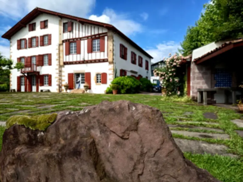 La maison Ihartze artea à Sare, un trésor d'histoire et d'art basque