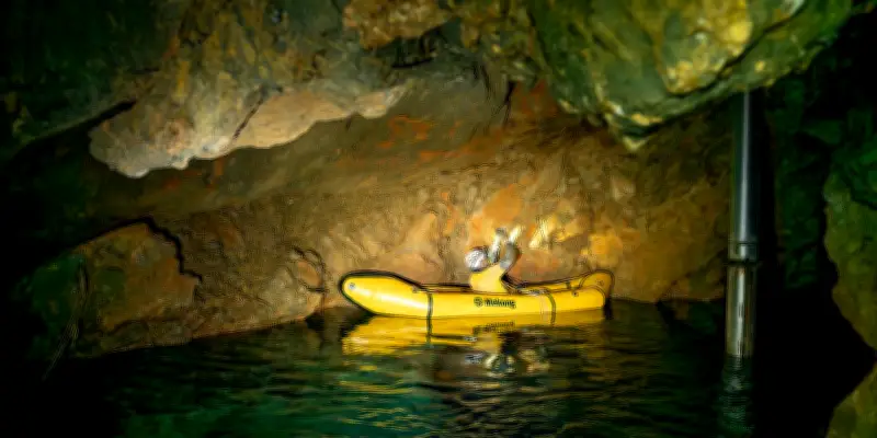 À la poursuite du diamant bleu : plongée dans les eaux souterraines des Pyrénées-Orientales