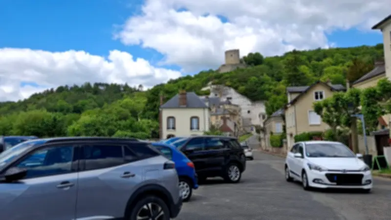 La Roche-Guyon rend le parking payant pour maîtriser le tourisme