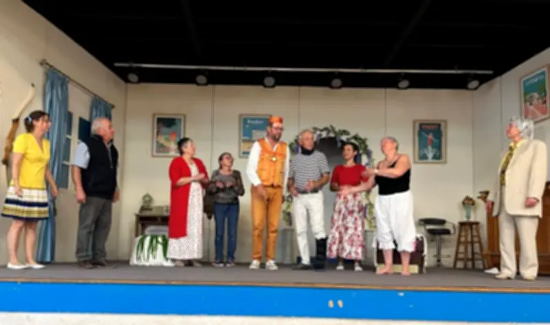 La troupe La Ruche joue «Frou-Frou les Bains» à Angoisse