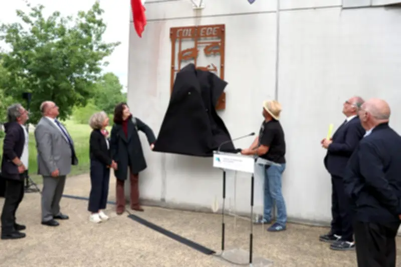 Labrit : une plaque en hommage à Henri Emmanuelli dévoilée au collège