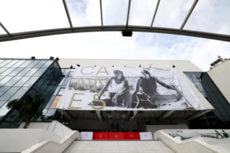 L'affiche du 79ᵉ Festival de Cannes installée sur le Palais : un moment d'émotion