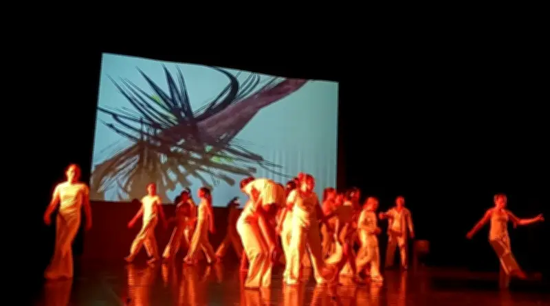 À Langon, des collégiens et lycéens créent un spectacle mêlant théâtre et danse